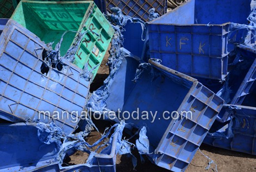 Miscreants torch nearly 500 fish crates at Bunder    1